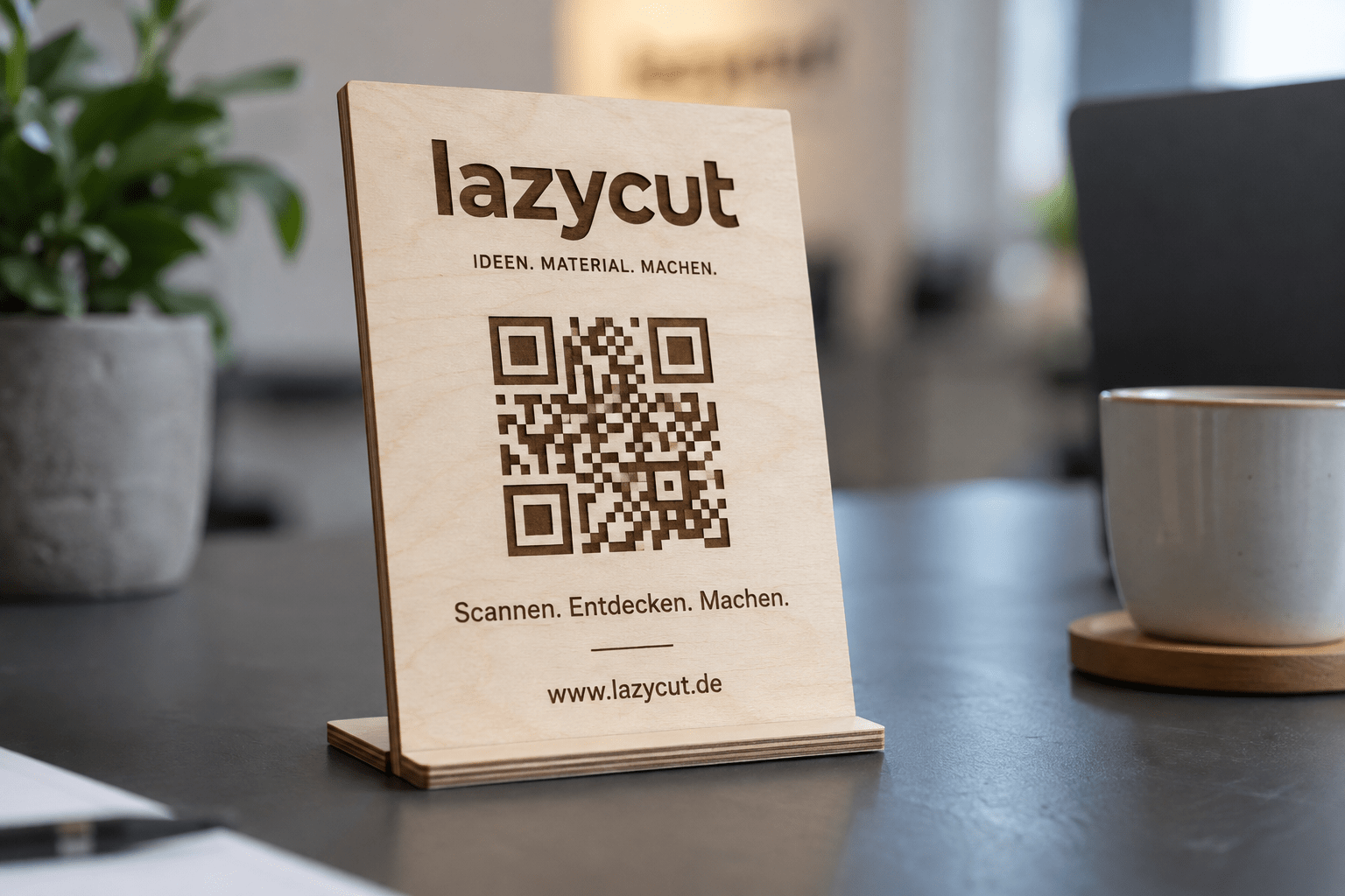 Birkensperrholz-Aufsteller mit gravierter Lazycut-Schrift und QR-Code