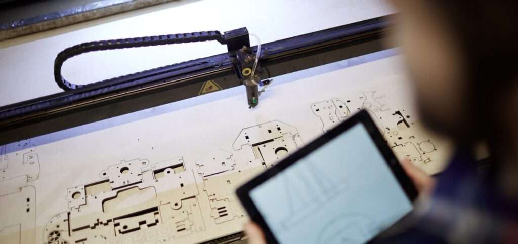 Laserzuschnitt eines Prototyps aus Holz nach digitalen CAD-Daten