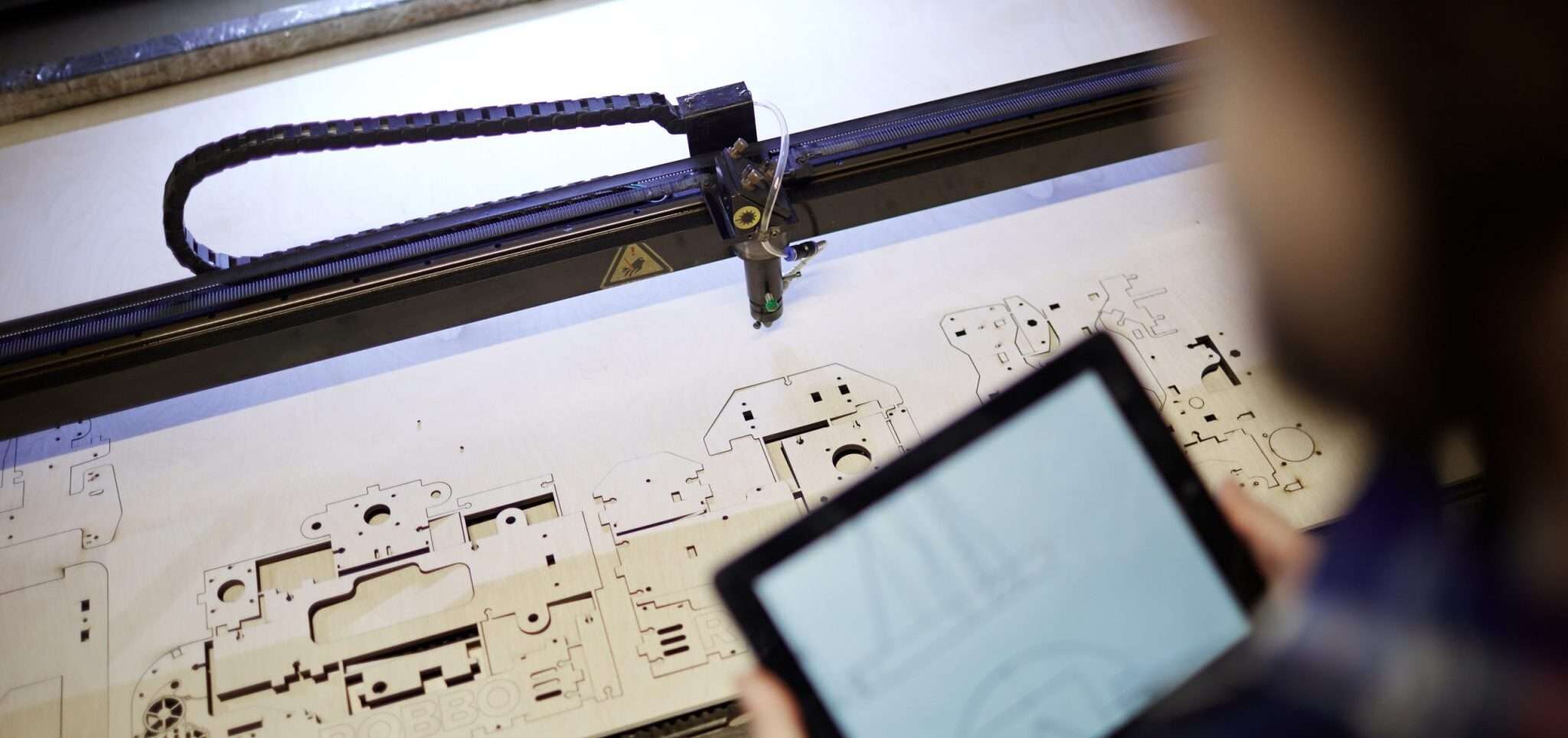 Laserzuschnitt eines Prototyps aus Holz nach digitalen CAD-Daten